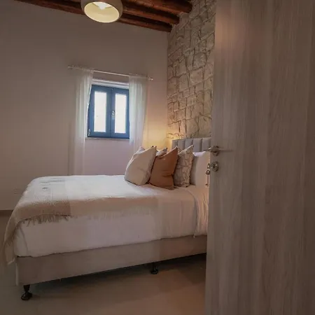 Phaedrus Living: Peristerona Traditional House